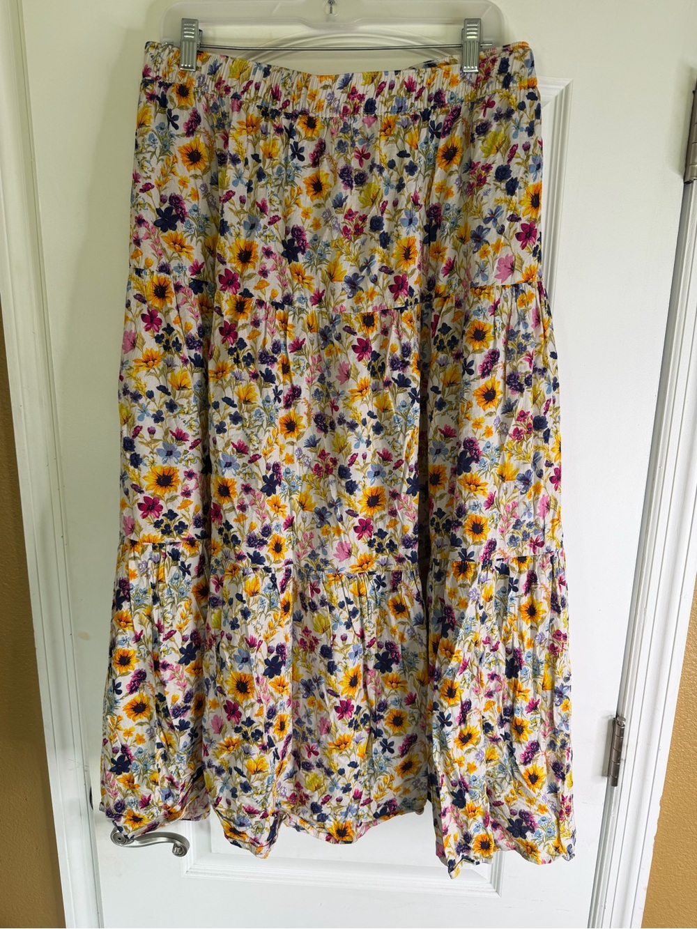 Old Navy Tiered Floral Print Maxi Skirt W/Pockets. Size 4X - Picture 2 of 9